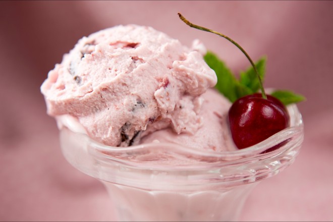 Yoghurtis med kirsebær og sjokolade Oppskrift