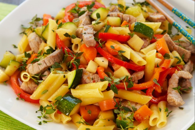 Wok med pasta, svinekjøtt og grønnsaker Oppskrift
