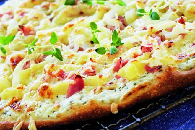 Pizza med crème fraîche og ananas Oppskrift