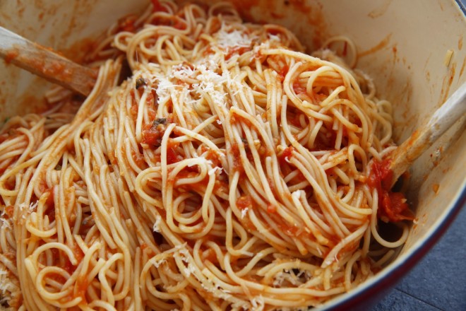  Spagetti med tomatsaus og oliven Oppskrift