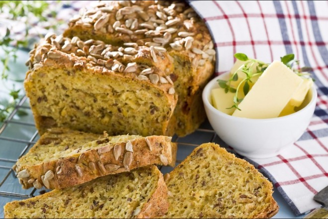 Grovt glutenfritt brød med gulrot og frø Oppskrift
