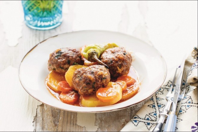 Tyrkiske, ovnsstekte kjøttboller med tomat og potet Oppskrift