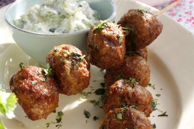 Greske lammeboller på spyd - med gresk salat og tzatziki Oppskrift