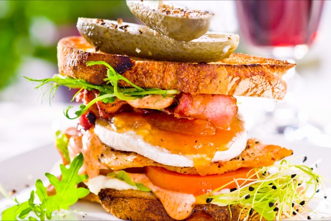 Club sandwich med chèvre Oppskrift