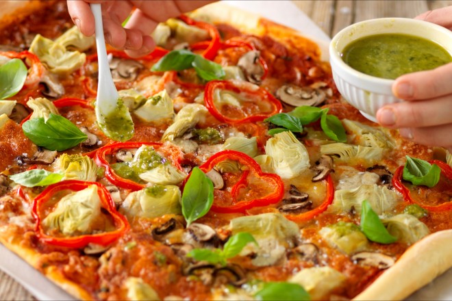 Pestopizza med champignon og artisjokk Oppskrift