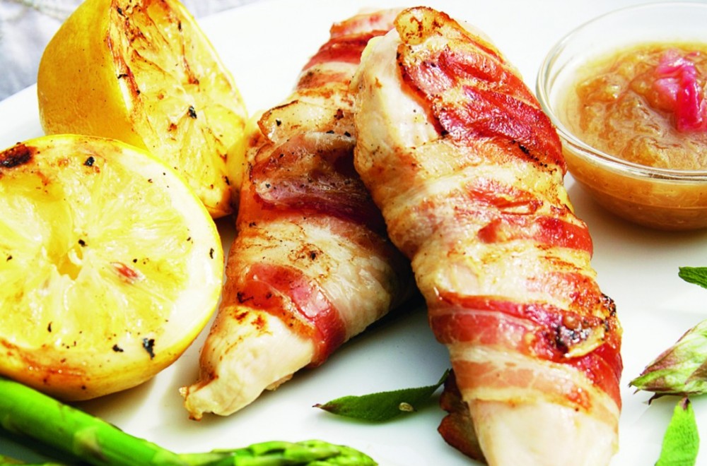 Kyllingrullade med bacon, urter og rabarbrachutney Oppskrift