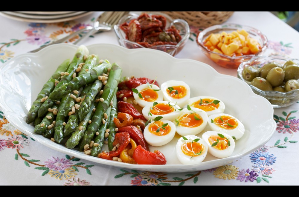 Sommerfat med grillet paprika, asparges og egg Oppskrift