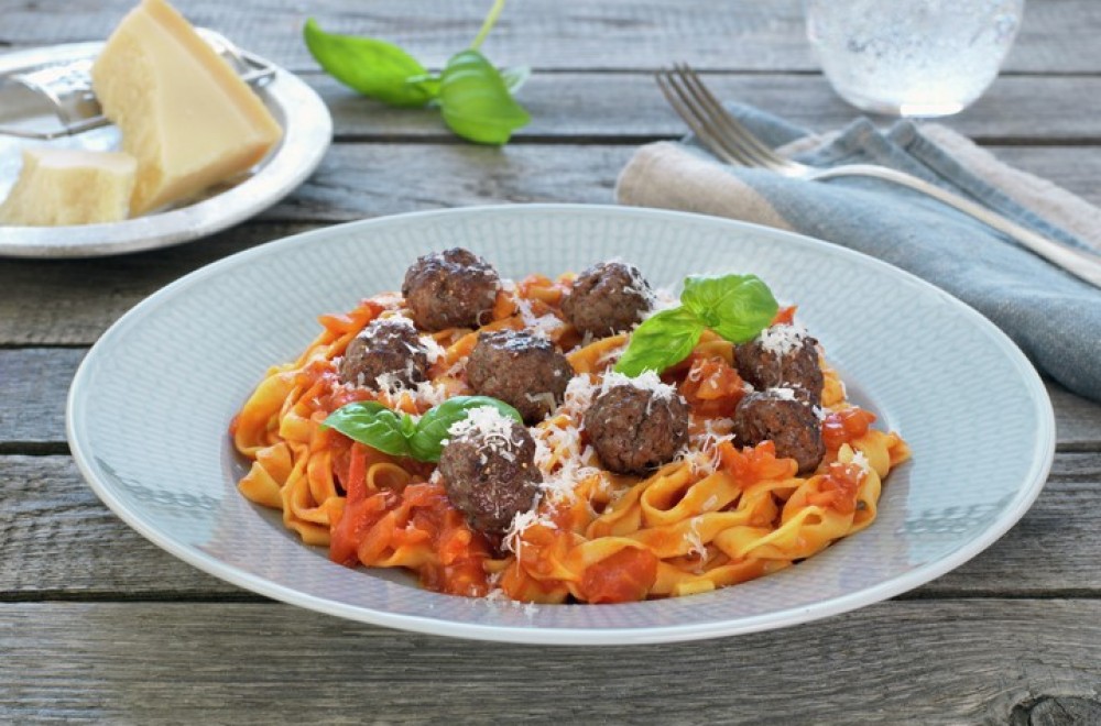Kjøttboller med tomatsaus og pasta Oppskrift