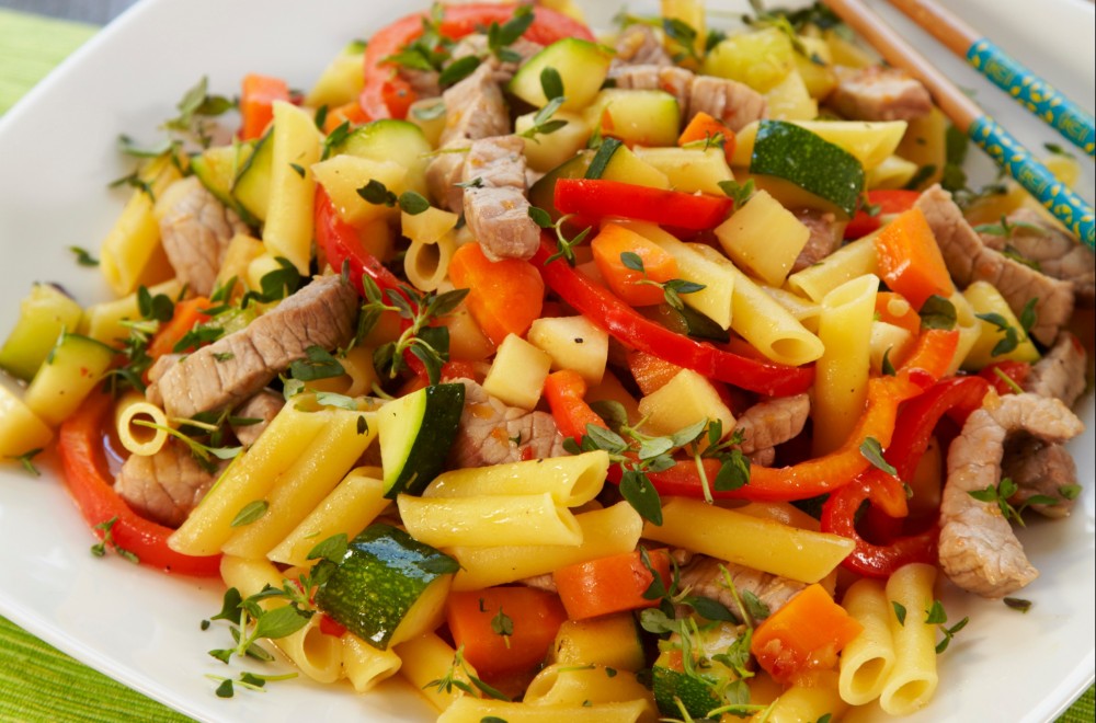 Wok med pasta, svinekjøtt og grønnsaker Oppskrift