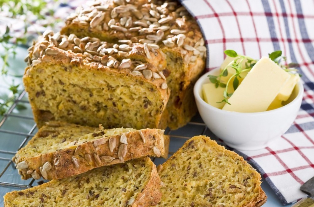 Grovt glutenfritt brød med gulrot og frø Oppskrift