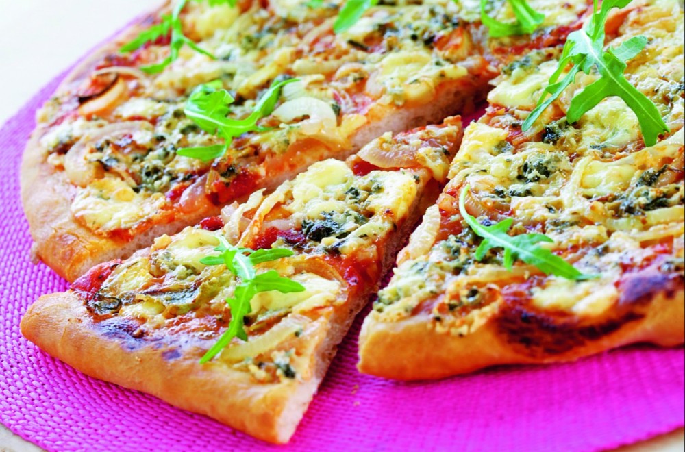 Pizza med blåmuggost og ruccola Oppskrift