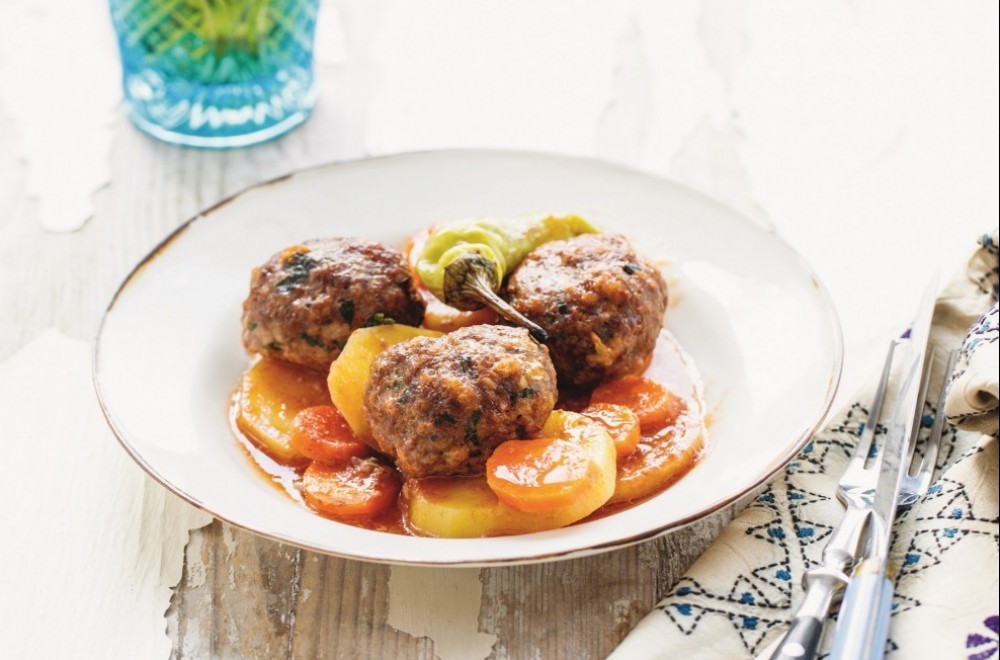 Tyrkiske, ovnsstekte kjøttboller med tomat og potet Oppskrift