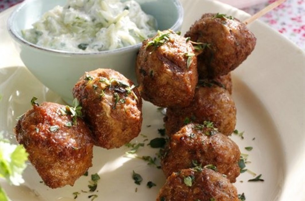 Greske lammeboller på spyd - med gresk salat og tzatziki Oppskrift