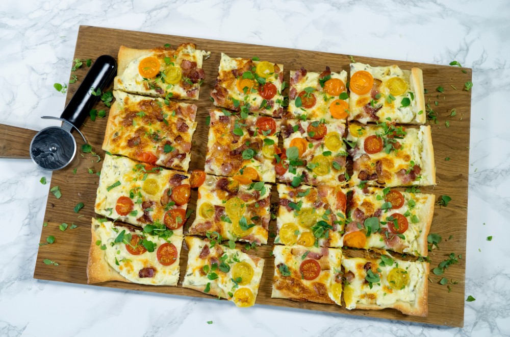 Hvit pizza med tomat og bacon Oppskrift
