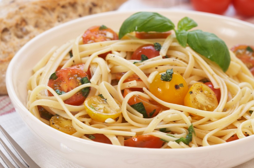 Spagetti med småtomater, urter og olivenolje Oppskrift